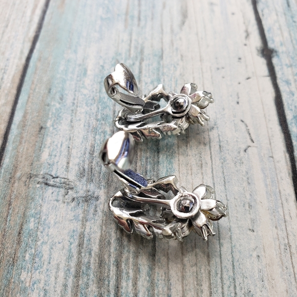 Coro Flower Earrings. - Picture 4 of 7